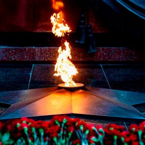Поклонимся великим тем годам